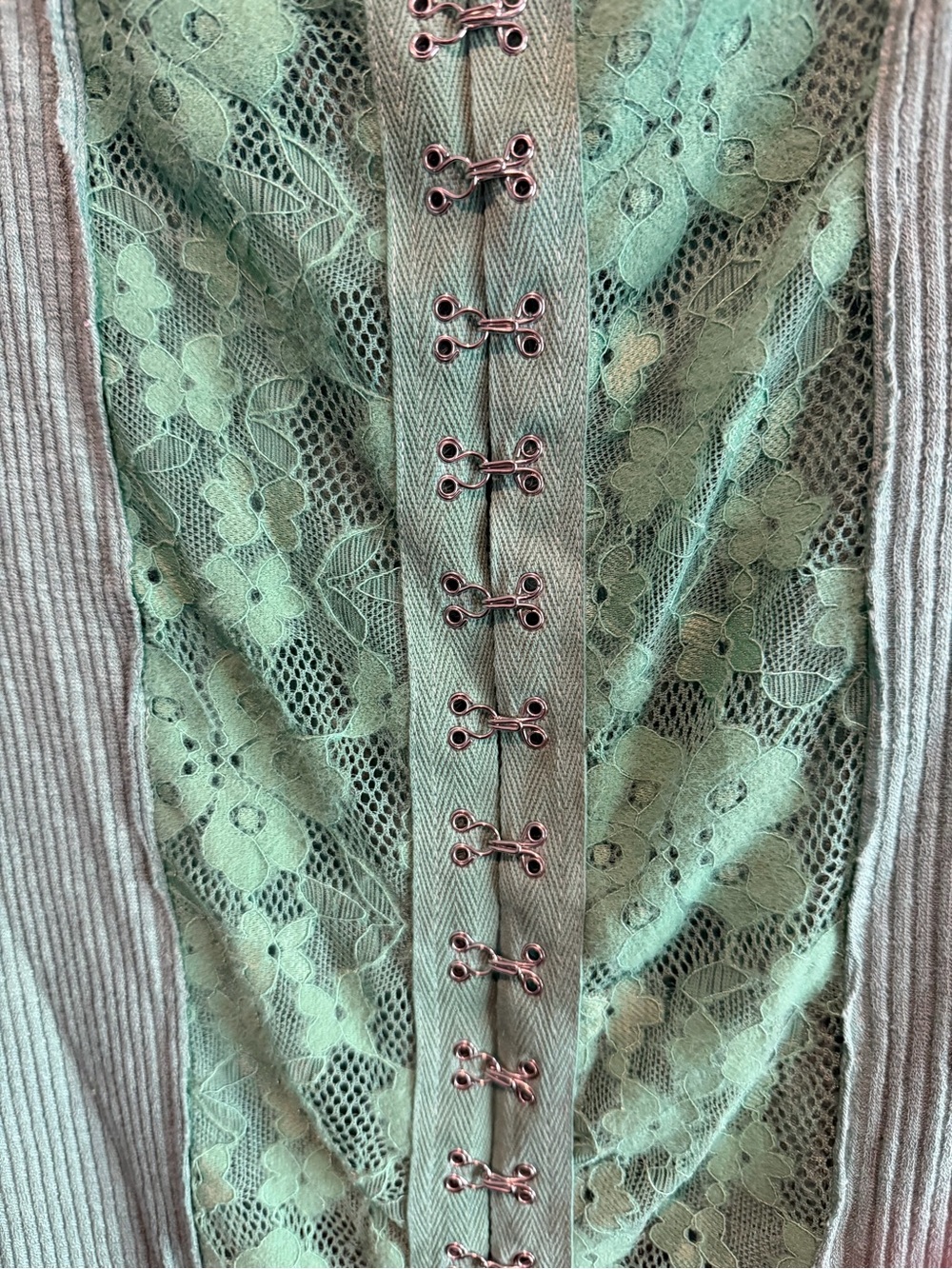 Green Lace-Panel Ribbed Tank Top - Picture 2 of 4